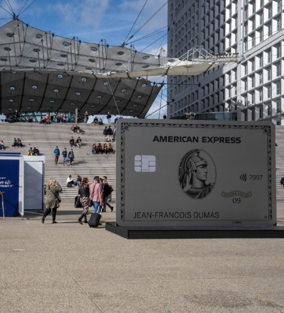 american-express-d-ploie-un-dispositif-outdoor-qui-sort-du-cadre-pour